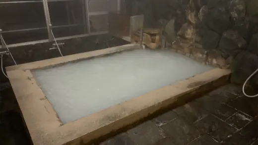 白く濁った湯をたたえた浴槽